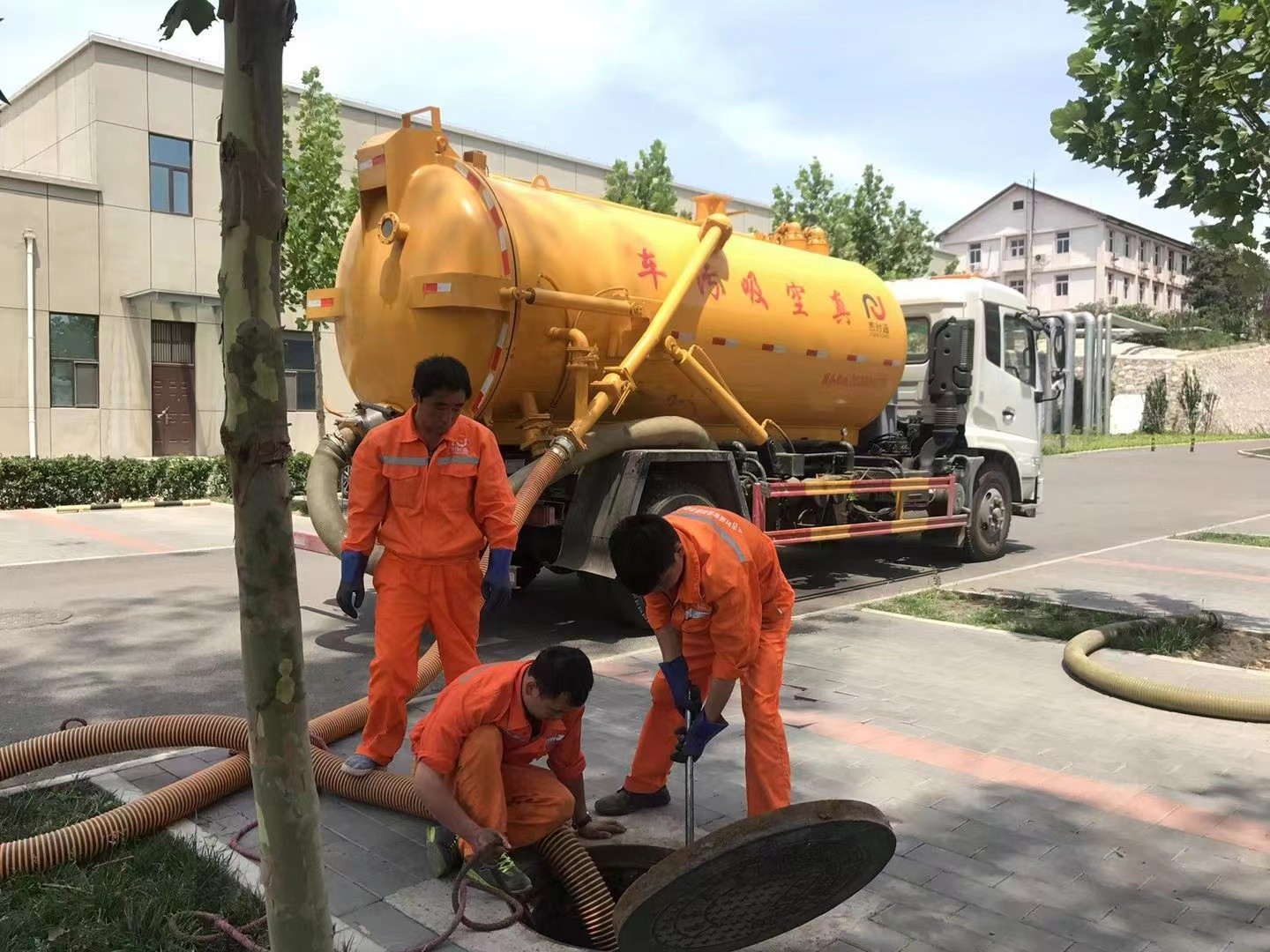 墨玉管道疏通车停在窨井附近